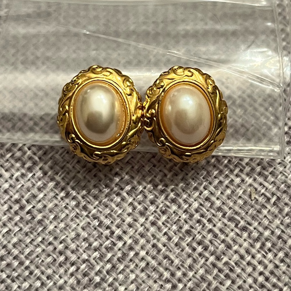 Vintage Napier Gold Tone Pearl Screw Back Earrings